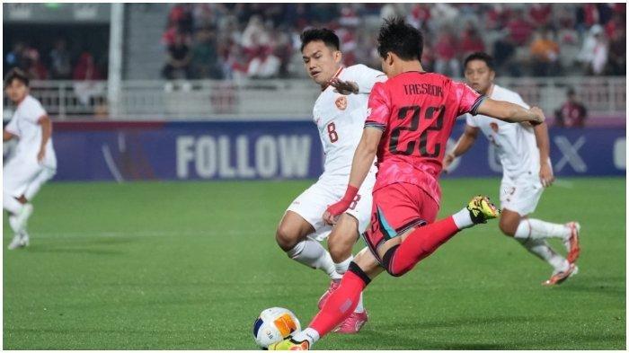 Momen Witan Sulaeman berduel dalam pertandingan Perempat Final Piala Asia U23 2024 antara Timnas U23 Indonesia vs Korea Selatan, Jumat (26/4/2024).