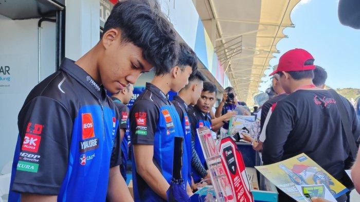 Para pembalap Yamaha bertemu saat nonton langsung di ARRC Mandalika 2023, Minggu (13/8/2023).