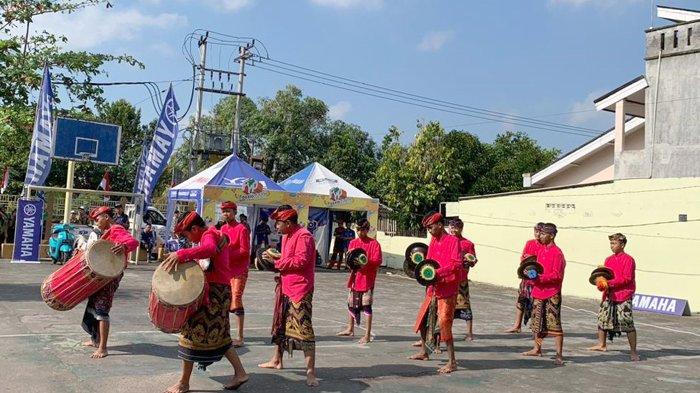 Kegiatan Fazzio Youth Project di SMA Negeri 1 Lingsar, Kabupaten Lombok Barat, Rabu (13/9/2023). Para siswa menampilkan ekstrakurikuler seperti Paskibra, gendang beleq, tari modern dan tari tradisional serta cerdas cermat Yamaha Ranking 1.