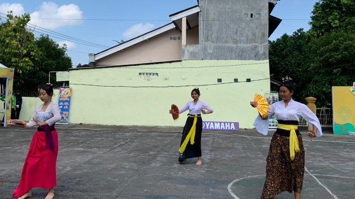 Kegiatan Fazzio Youth Project di SMA Negeri 1 Lingsar, Kabupaten Lombok Barat, Rabu (13/9/2023). Para siswa menampilkan ekstrakurikuler seperti Paskibra, gendang beleq, tari modern dan tari tradisional serta cerdas cermat Yamaha Ranking 1.