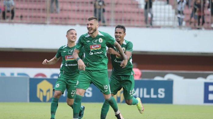 Pemain PSS Sleman Yevhen Bokhashvili selebrasi seusai menjebol gawang Arema FC saat pertandingan pekan ke-20 Liga 1 2022-2023 yang berakhir dengan skor 2-0 di Stadion Maguwoharjo Sleman, Kamis (26/1/2022) sore.