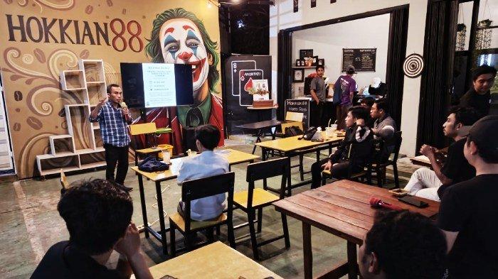 DISKUSI - Penulis dan peneliti Yusuf Tantowi saat berbicara dalam diskusi bedah buku 