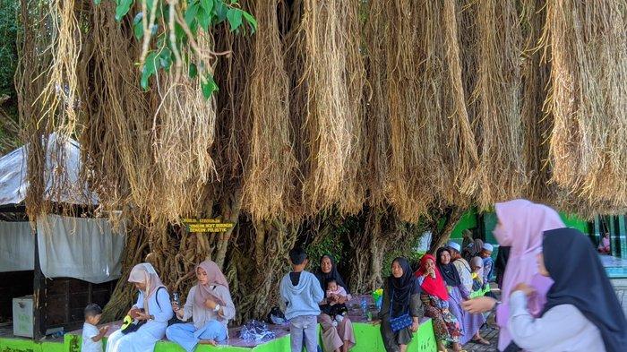 Peziarah berkumpul bersama rombongan di sekitar makam di Loang Baloq, Mataram, Rabu (26/4/2023).