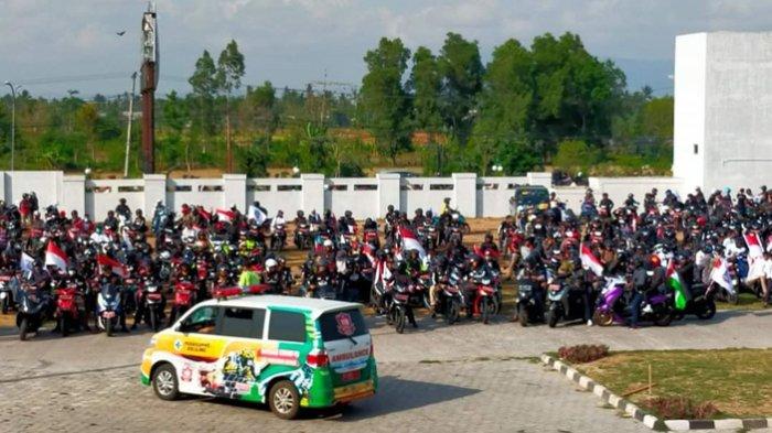 Peserta  ziarah makam dan situs bersejarah saat bergerak dari kantor Bupati Lombok Tengah, Sabtu (4/11/2023).