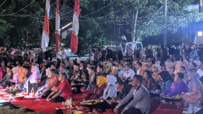 Suasana acara pelepasan pasangan Zul Rohmi di halaman kantor Gubernur  Nusa Tenggara Barat di Kota Mataram, Jumat malam 15 September 2023.