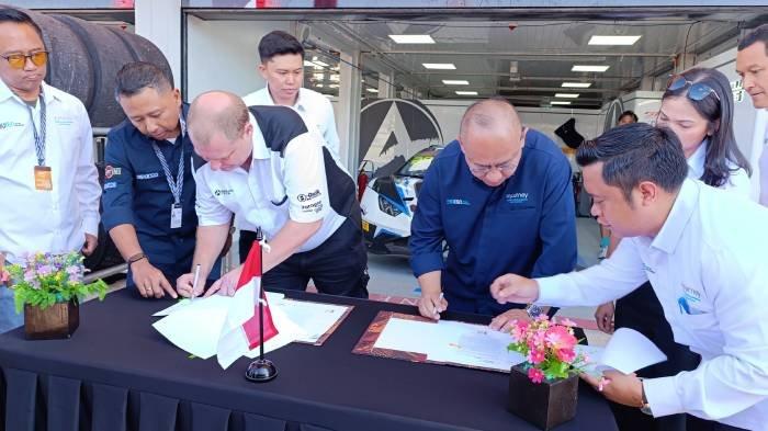 KERJA SAMA - ITDC dan investor Absolute Racing melakukan penandatanganan pembangunan rumah dan garasi mewah yaitu common luxury garage di Lot WCH5-A seluas 7.035 meter tepat di area inner Sirkuit Internasional Mandalika, Minggu (11/5/2025).