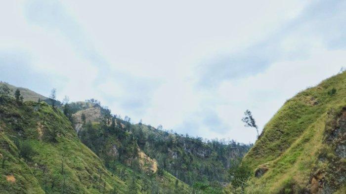 PENDAKIAN GUNUNG RINJANI - Ahmad Viki, salah seorang pendaki Gunung Rinjani foto-fotoan di Koko Putek, Jalur Torean. (Dok. VIKI)