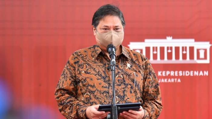 Menteri Koordinator Bidang Perekonomian Airlangga Hartarto usai Sidang Kabinet Paripurna terkait antisipasi situasi dan perkembangan ekonomi dunia di Istana Negara, Selasa (5/4/2022).