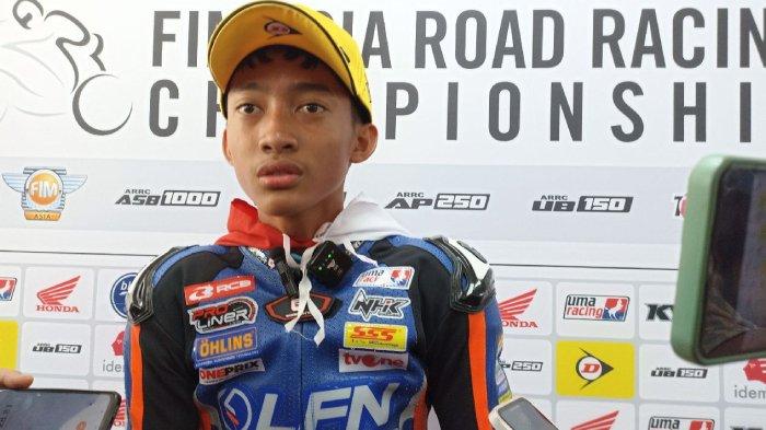 Arai Agaska memberikan keterangan kepada media usai meraih podium pertama pada race 2 kelas UB150 CC Asia Road Racing Championship (ARRC) di Sirkuit Mandalika, Minggu (13/8/2023).