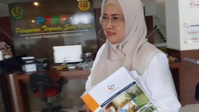 KASUS GNE - Asisten III Setda Provinsi Nusa Tenggara Barat (NTB) Eva Dewiyani memenuhi panggilan Kejaksaan Tinggi (Kejati) NTB untuk diperiksa terkait dugaan korupsi PT Gerbang NTB Emas (GNE), Rabu (23/7/2025).