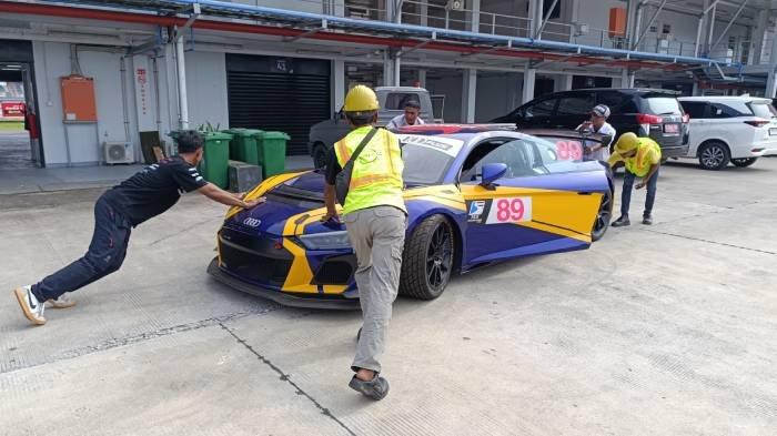 GT WORLD CHALLENGE ASIA - Mobil Audi R8 GT4 dari Absolute Racing untuk balapan GT World Challenge Asia 9-11 Mei 2025 tiba di Sirkuit Internasional Mandalika, Selasa (4/2/2025).