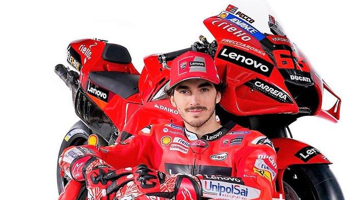 Pembalap Ducati Lenovo Team Francesco Bagnaia berpose dengan Desmosedici GP22 saat presentasi tim.