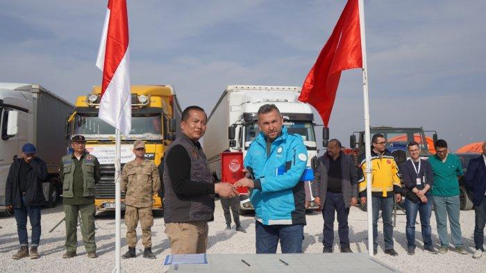 Penandatanganan berita acara hibah Rumah Sakit Lapangan Indonesia di Kota Hassa, Hatay, dari Dubes RI untuk Turki, Lalu Muhamad Iqbal, atas nama Pemerintah dan Rakyat Indonesia, kepada perwakilan Kementerian Kesehatan Turki, Arif Cetin.
