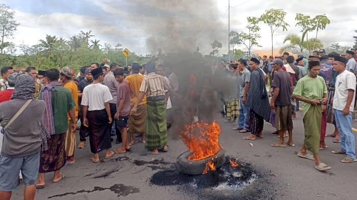 Ratusan Warga Desa Segala Anyar Lombok Tengah Lombok melakukan aksi demontrasi di Jalan Bypass BIL Mandalika, Minggu (4/1/2024).