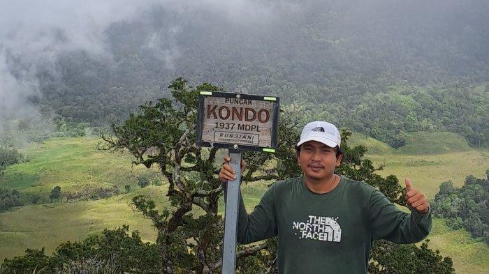 Seorang pendaki di Bukit Kondo, Lombok Timur.
