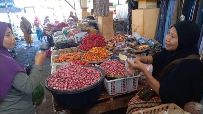 Pedagang bumbu dapur di Pasar Taliwang, Kabupaten Sumbawa Barat, Rabu (30/7/2024).