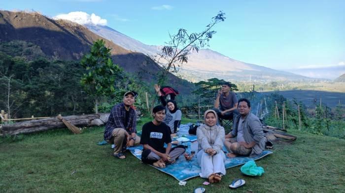 Camping ground Symphony Rinjani. Lokasinya terletak tepat di bawah Bukit Anak Dara, Sembalun, Lombok Timur. 