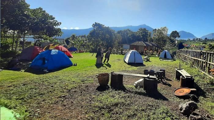 Suasana camping ground Savana Rinjani di Bawak Nao, Sembalun, Lombok Timur pada pagi hari, Minggu (15/5/2022).