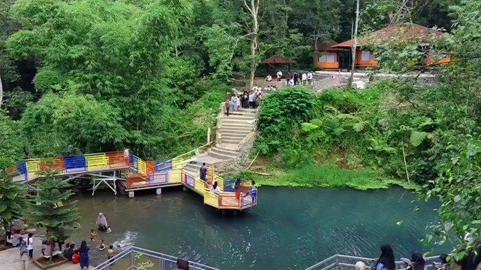 Danau Biru di Lombok Tengah menyediakan berbagai macam tempat foto instagrammable yang cocok buat anak muda.