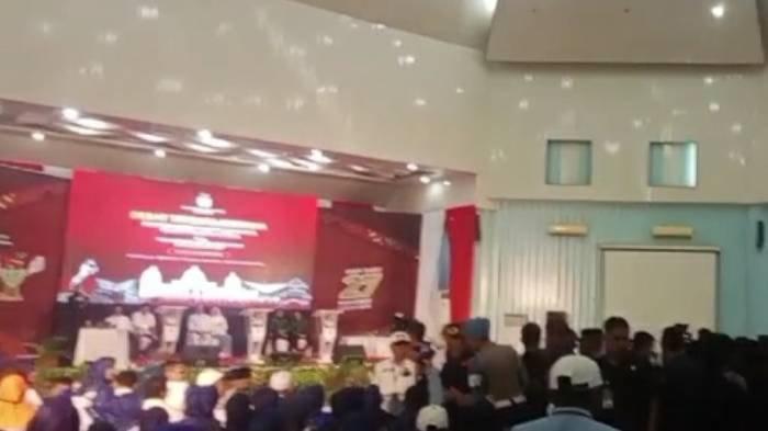 Debat kandidat calon wali Kota dan Wakil Wali Kota Bima sempat gaduh dan provokasi antar pendukung, Senin (28/10/2024).