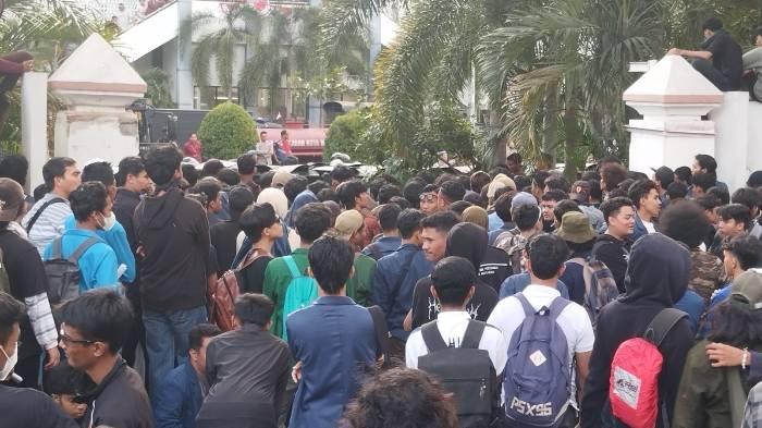 Massa aksi demonstrasi menerobos masuk Gedung Dewan Perwakilan Rakyat Daerah (DPRD) Provinsi Nusa Tenggara Barat (NTB), Jumat (23/8/2024).