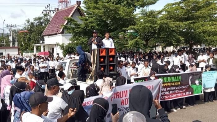 AKSI MASSA - Massa aksi saat menggelar demo di depan kantor Walikota Bima, Senin (10/3/2025).