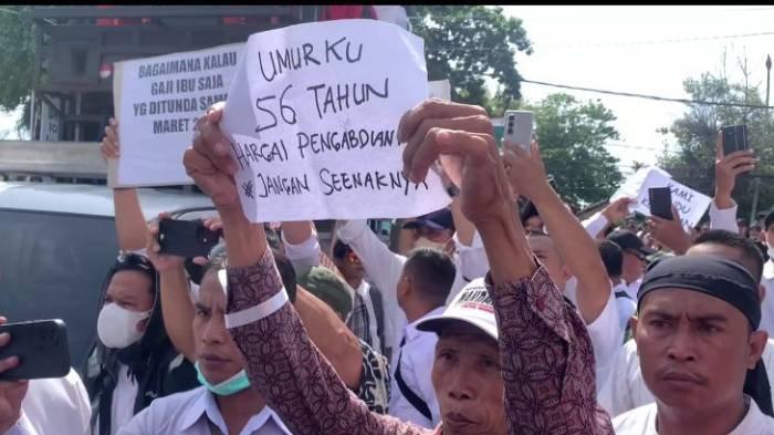 DEMO PPPK - Ribuan Calon Pegawai Pemerintah dengan Perjanjian Kerja (PPPK) unjuk rasa di depan kantor DPRD Provinsi NTB, Senin (10/3/2025).