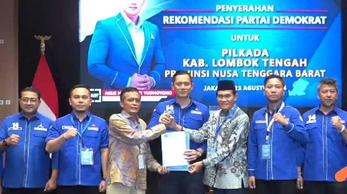 Ketua Umum Demokrat Agus Harimurti Yudhoyono (AHY) menyerahkan langsung SK kepada Pathul-Nursiah di Kantor DPP, Menteng, Kota Jakarta Pusat, Jumat (23/8/2024).
