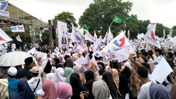 Ribuan warga mengikuti doa bersama untuk Ganjar-Mahfud di Lapangan Nasional, Selong, Kabupaten Lombok Timur, Senin (5/2/2024).