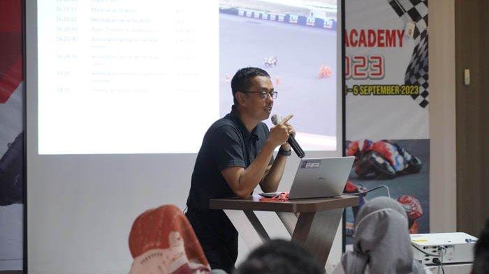 Dokter Eko Widya  memberikan materi dalam pelatihan Motorsports Emergency Academy di RSUD Provinsi NTB, Minggu (3/9/2023).