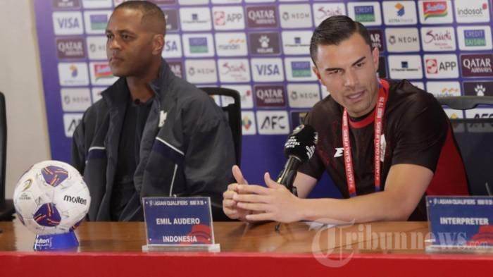 PERSIAPAN PERTANDINGAN - Pelatih Timnas Indonesia Patrick Kluivert bersama Pemain Timnas Indonesia Emil Audero memberikan keterangan saat konferensi pers jelang pertandingan Timnas Indonesia melawan China dalam laga putaran ketiga kualifikasi Piala Dunia 2026 Zona Asia di Stadion Utama Gelora Bung Karno, Senayan, Jakarta, Rabu (4/6/2025).