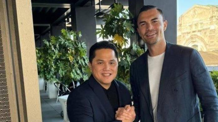 NATURALISASI PEMAIN TIMNAS - Ketua Umum PSSI Erick Thohir bertemu dengan kiper keturunan Indonesia, Emil Audero Mulyadi Sabtu (13/4/2024).
