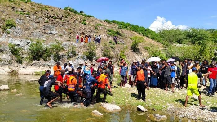 Tim SAR gabungan mengevakuasi jasad pemuda yang tewas tenggelam di Bendungan Batu Bulan, Sumbawa, Senin (25/12/2023).