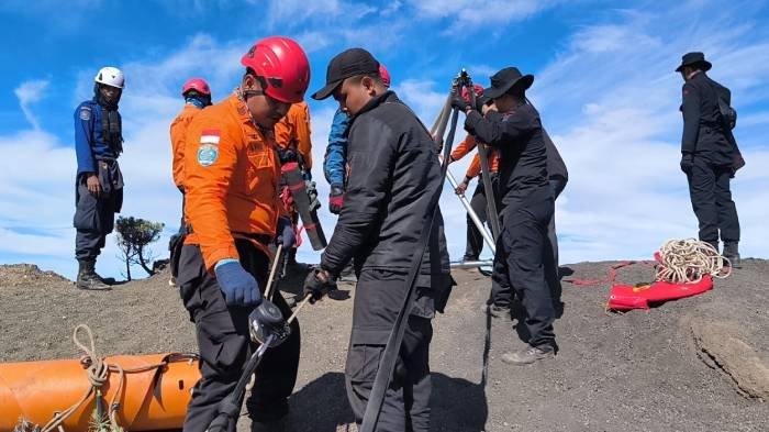 EVAKUASI KORBAN - Tim gabungan bersiap melakukan evakuasi pendaki asal Brasil Juliana Marins (26) yang jatuh di lereng puncak Gunung Rinjani, Selasa (24/6/2025).