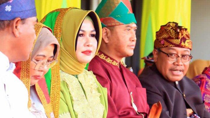 Senator Evi Apita Maya (ketiga dari kanan) menghadiri puncak peringatan Hari Ulang Tahun (HUT) ke-65 Provinsi NTB di Kabupaten Sumbawa, Minggu (17/12/2023).