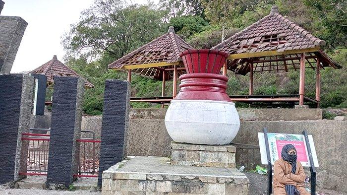 Penampakan atap gazebo di kawasan wisata Puncak Pusuk Sembalun, Kabupaten Lombok Timur porak poranda dirusak orang tak dikenal.