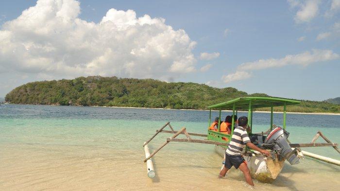 
Seorang nelayan hendak mengangkut wisatawan dari Gili Nanggu ke Gili Tangkong yang berada di depan mereka.
