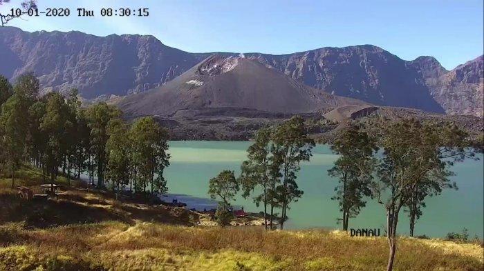 Gunung Baru Jari dan Danau Segara anak di dalam kawasan Gunung Rinjani yang jadi favorit pendaki saat camping.