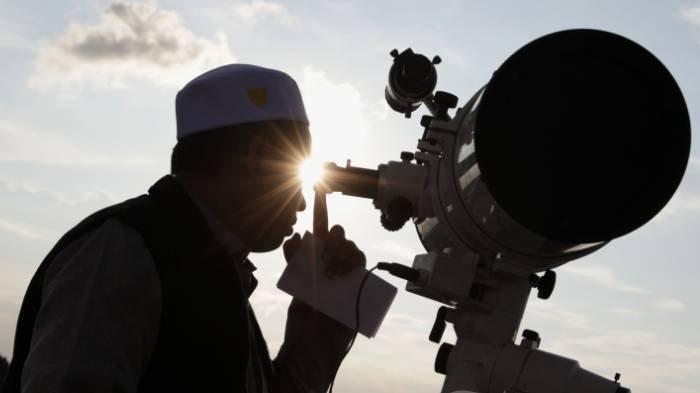 PEMANTAUAN HILAL - Petugas mengamati matahari terbenam menggunakan teleskop saat melakukan pemantauan hilal di Masjid Al-Musari'in, Kembangan Utara, Jakarta, Minggu (28/2/2025).