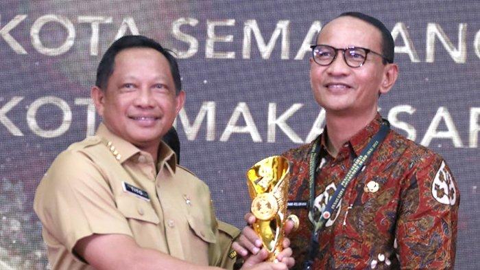 Wali Kota Mataram Mohan Roliskana menerima penghargaan dari Menteri dalam Negeri RI H Tito Karnavian dalam Innovative Government Award 2023, Selasa (12/12/2023) di Jakarta.