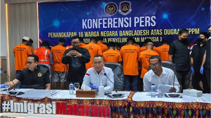 PENYELUNDUPAN MANUSIA - Kepala Kantor Imigrasi Kelas I TPI Mataram Mirza Akbar menyampaikan hasil pengungkapan kasus tindak pidana penyeludupan manusia dari Bangladesh ke Australia, Senin (28/7/2025).