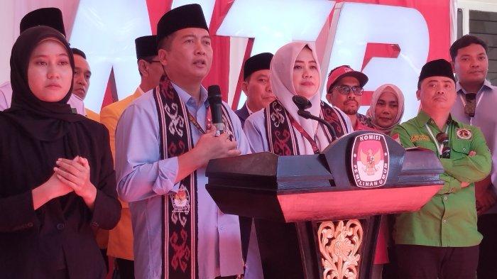 Pasangan Iqbal-Dinda melakukan konfrensi pers usai mendaftar di KPU NTB, Kamis (29/8/2024).