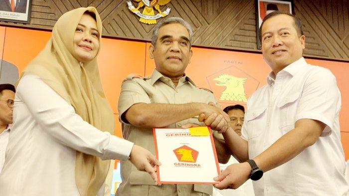 Penyerahan SK dukungan ke Iqbal-Dinda oleh Sekjen Gerindra Ahmad Muzani di Hotel Pullman Mandalika, Lombok Tengah, Rabu (17/7/2024)