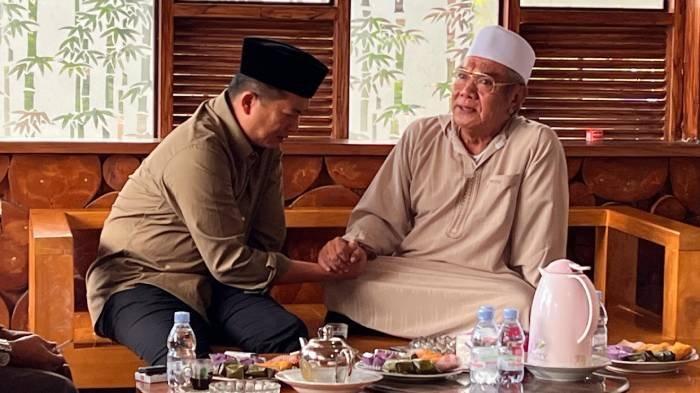 Pimpinan Yatofa Bodak TGH Fadli Fadil Tohir atau Tuan Guru Bodak (kanan) dengan Lalu Iqbal.