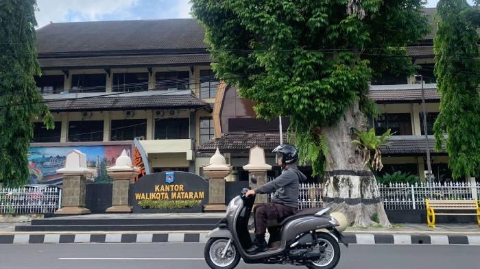 Pengendara melintas di depan Kantor Wali Kota Mataram di Jalan Pejanggik, Senin (6/1/2025).