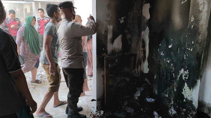 Anggota polisi mengidentifikasi sumber kebakaran yang menghanguskan isi rumah Bripda Ilman Labuha di Lingkungan Karang Biaya, Kelurahan Pagutan Timur, Kecamatan Mataram, Kota Mataram, Minggu (20/08/2023).