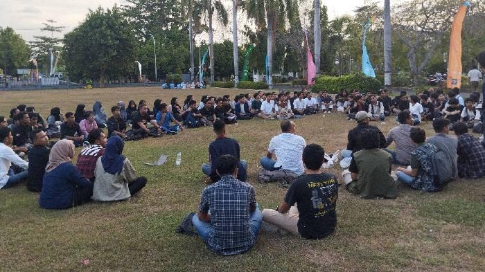 Puluhan mahasiswa konsolidasi di halaman Rektorat Unram, Kota Mataram dalam rangka menindaklanjuti penetapan tersangka massa aksi tolak revisi UU Pilkada, Selasa (15/10/2024).
