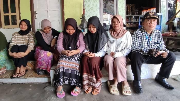 Tujuh warga Lombok Tengah diduga menjadi korban penipuan oleh oknum HRD PT Bintang Perdana Lombok (PT BPL) ditemui di rumahnya di Dusun Pengenjek, Desa Pengenjek, Kecamatan Jonggat, Kabupaten Lombok Tengah, Selasa (23/7/2024).