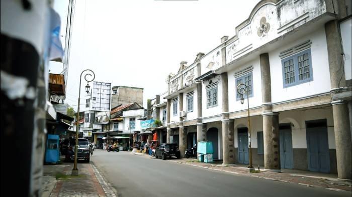 Deretan bangunan tua di Kota Tua Ampenan, Kota Mataram.