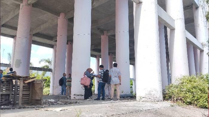 Penyidik Komisi Pemberantasan Korupsi (KPK) turun langsung memeriksa kondisi Gedung Tempat Evakuasi Sementara (TES) atau shelter tsunami di Desa Pemenang Barat, Kabupaten Lombok Utara.